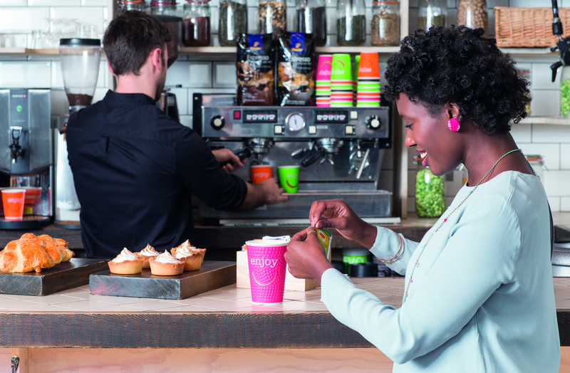 WEB_Tea_Lipton_Enjoy_cup_coffee_pouch_Lifestyle_2016_HR WEB_Tea_Lipton_Enjoy_cup_coffee_pouch_Lifestyle_2016_HR